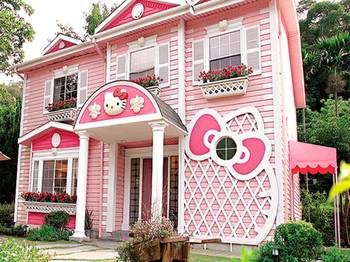 Пример отделки фасада розового цвета в авторского стиле
