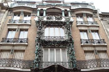 Фасад частного дома бирюзового цвета в ампир стиле