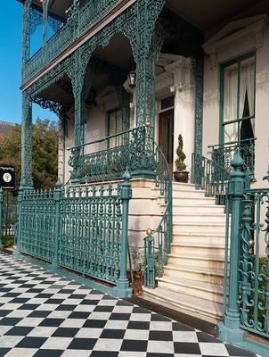 Украшение фасада бирюзового цвета в викторианском стиле
