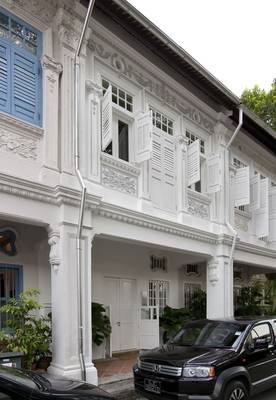 Украшение дома в классическом стиле с террасой
