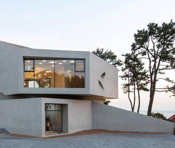 Фото красивого бетонного дома серого цвета