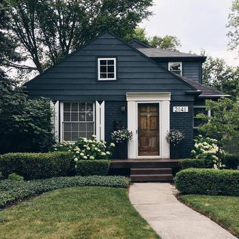 Красивый дом черного цвета в авторского стиле