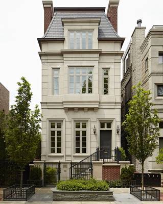Фотография частного дома бежевого цвета в французском стиле