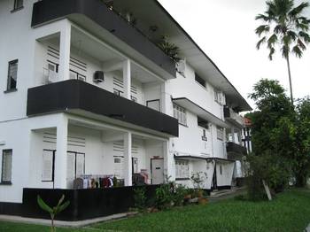 Пример фасада в современном стиле с красивым балконом