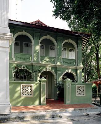 Пример отделки частного дома зеленого цвета в классическом стиле
