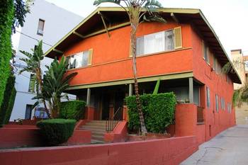 Пример отделки частного дома оранжевого цвета в восточном стиле