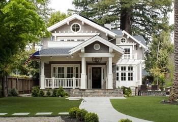 Дизайн фасада частного дома серого цвета в викторианском стиле