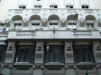 Пример красивого фасада серого цвета в ампир стиле