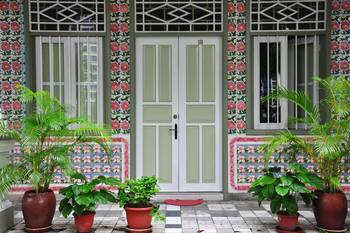Фотография загородного дома с красивой дверью