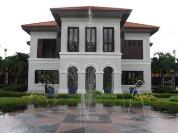Дизайн фасада частного дома серого цвета в романского стиле