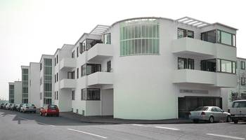 Вариант фасада в современном стиле с радиусными элементам