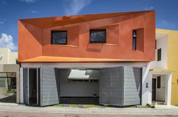 Дизайн фасада дома пестрого цвета в авторского стиле