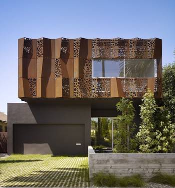 Отделка фасада дома коричневого цвета в современном стиле