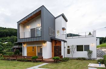 Пример облицовки дома пестрого цвета с красивым балконом