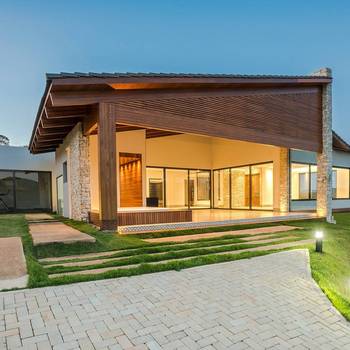 Дизайн дома коричневого цвета с террасой