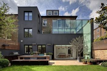 Дизайн фасада частного дома серого цвета в авторского стиле