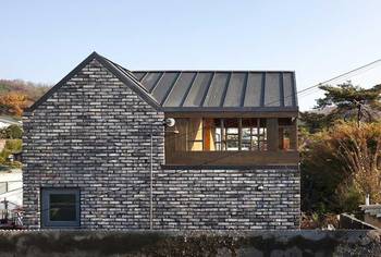 Пример кирпичного дома серого цвета