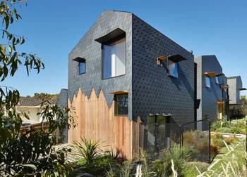Индивидуальный дизайн фасада серого цвета в барнхаус стиле