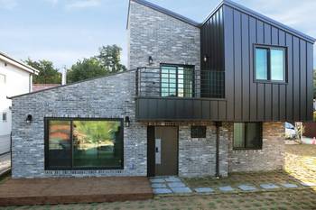 Дизайн кирпичного дома серого цвета