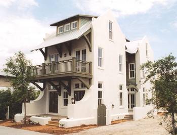 Фото дома белого цвета в эклектичном стиле