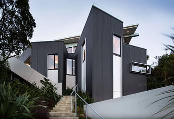 Фото красивого металлического дома серого цвета