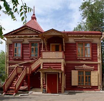 Фото красного дома в псевдорусском стиле