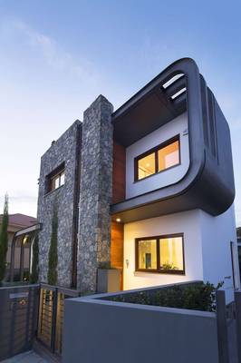 Пример отделки фасада дома пестрого цвета в современном стиле