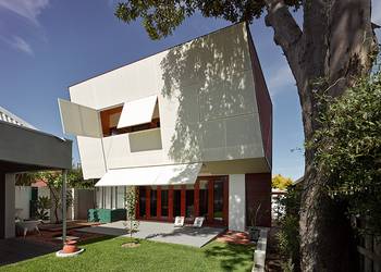 Пример отделки фасада дома белого цвета в современном стиле