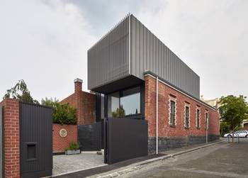 Оформление фасада серого цвета в эклектичном стиле