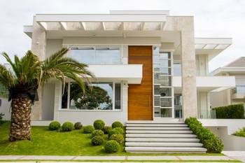 Дизайн фасада гладко-каменного дома белого цвета