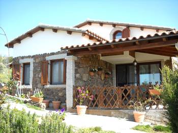 Пример красивого фасада пестрого цвета в средиземноморском стиле