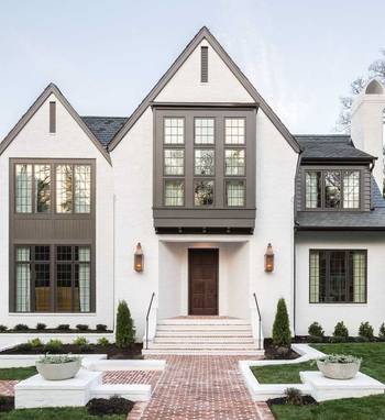 Фото красивого дома белого цвета в тюдора стиле