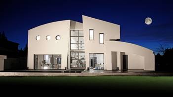 Облицовка фасада дома в современном стиле с радиусными элементам