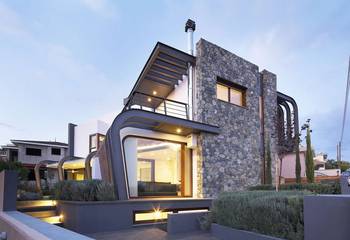 Дизайн фасада дома серого цвета с радиусными элементам