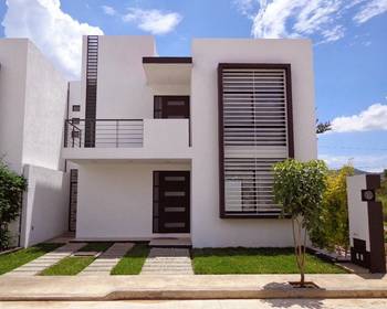 Дизайн дома белого цвета с красивым балконом