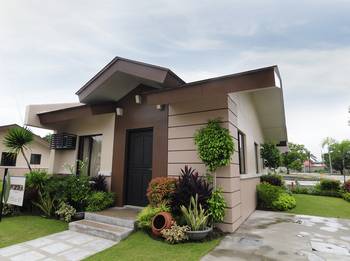 Пример отделки фасада дома коричневого цвета в современном стиле