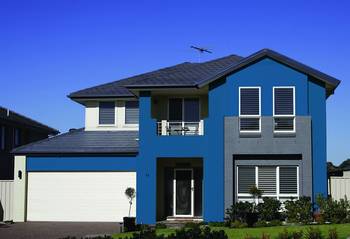 Пример отделки фасада дома синего цвета в современном стиле