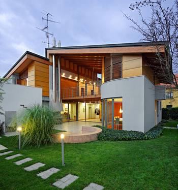 Дизайн дома в современном стиле с радиусными элементам