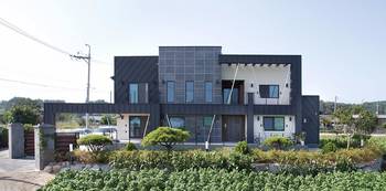Пример отделки металлического загородного дома серого цвета