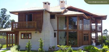 Дом пестрого цвета с красивым балконом