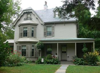 Фото серого дома в викторианском стиле