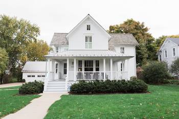 Красивый дом белого цвета в кантри стиле