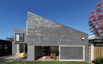 Отделка фасада дома серого цвета в современном стиле