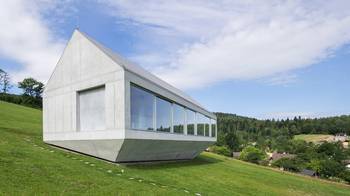 Дизайн стеклянного дома белого цвета