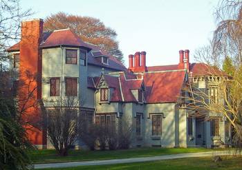 Пример отделки загородного дома зеленого цвета в викторианском стиле