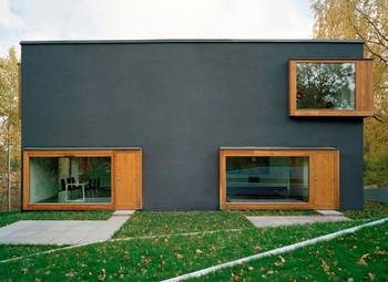 Дизайн дома серого цвета с интересными окнами