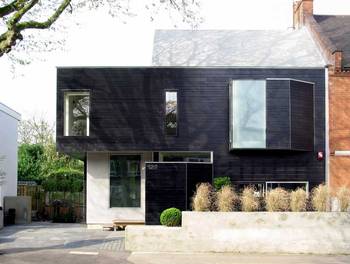 Черный дом с интересными окнами
