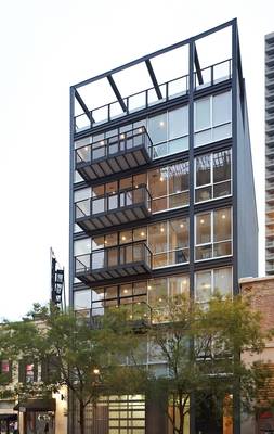 Пример отделки частного коттеджа серого цвета с красивым балконом