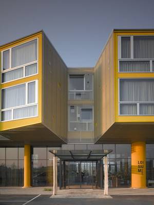 Пример красивого фасада желтого цвета в современном стиле
