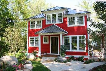 Пример отделки частного дома красного цвета в деревенском стиле